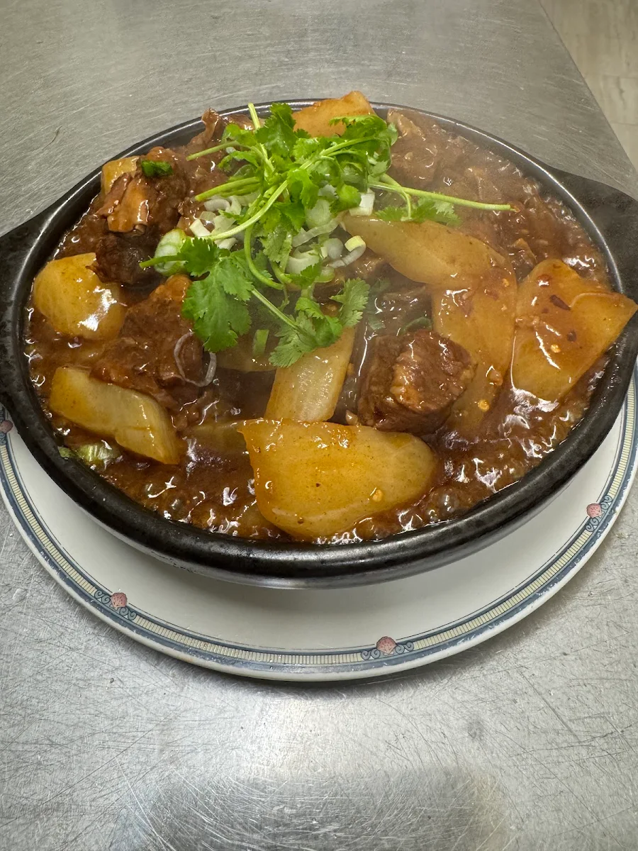 braised beef brisket with radish hot pot 柱侯蘿蔔牛腩煲